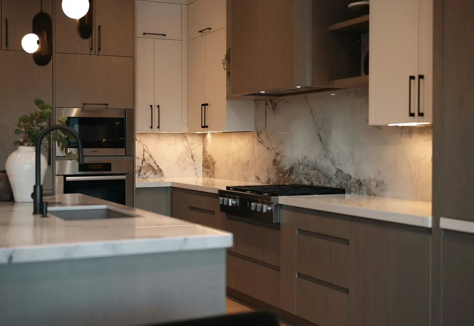 Kitchen and cabinet finish visual for the cabinet door material card.